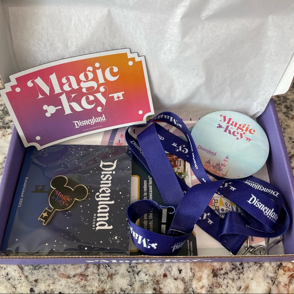 NWT Disneyland Magic Key Welcome Box
